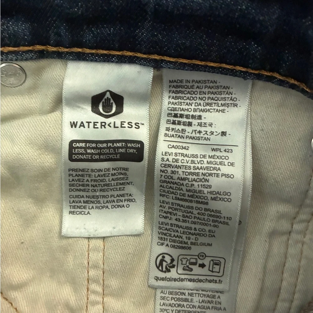 Men's Blue Washed Distressed Levi’s 33x30 Jeans